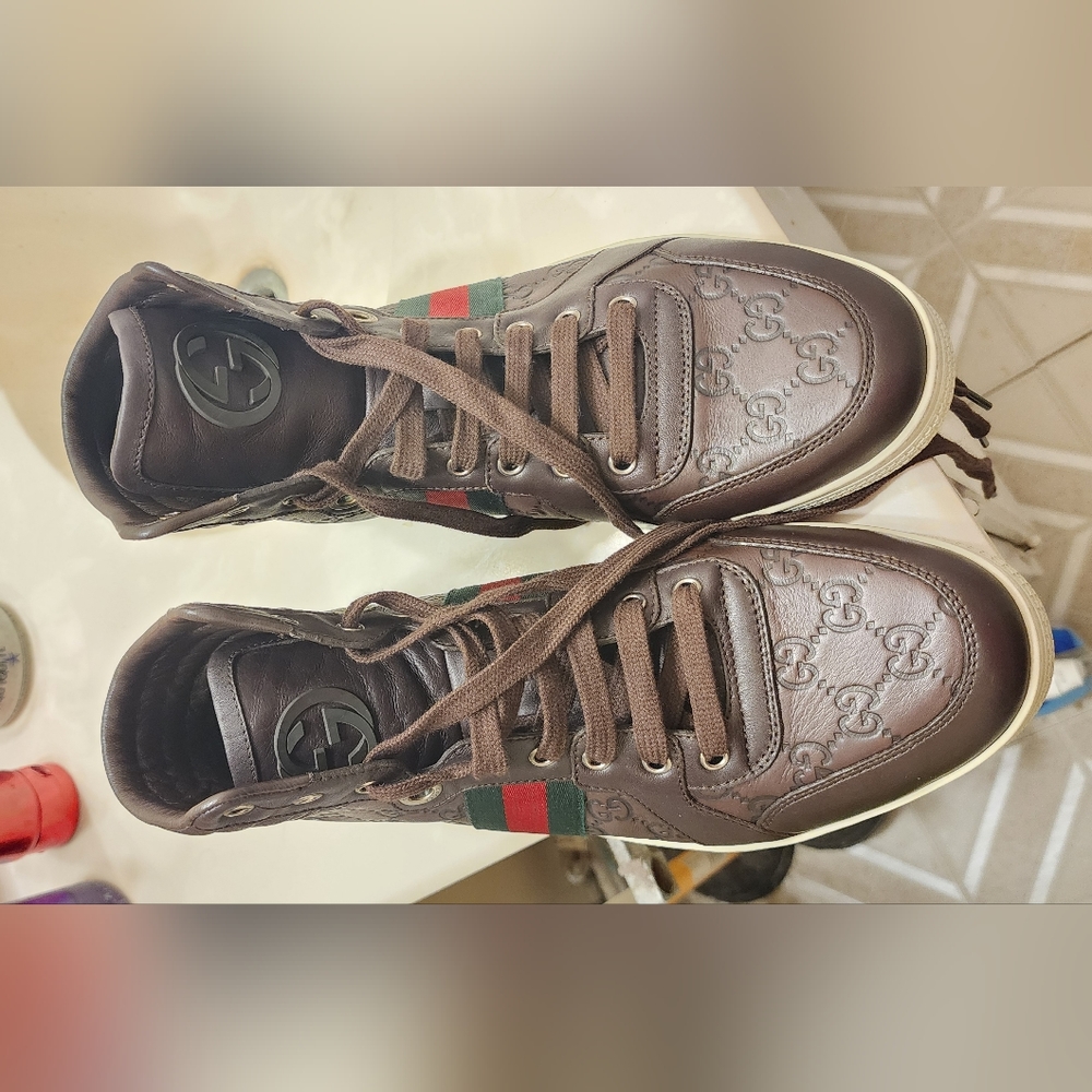 Gucci sneakers with neck